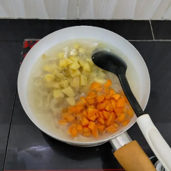 Kemudian masukkan wortel dan kentang. Aduk rata. Masak hingga empuk.