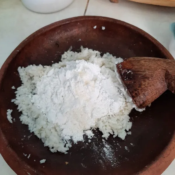 Haluskan bawang putih dan nasi, tambahkan tepung tapioka, tepung terigu, garam dan penyedap rasa.
