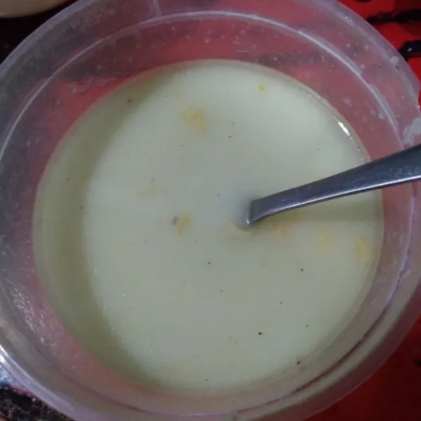 Campur tapioka, garam, merica dan kaldu bubuk, tambakhan air, aduk rata.