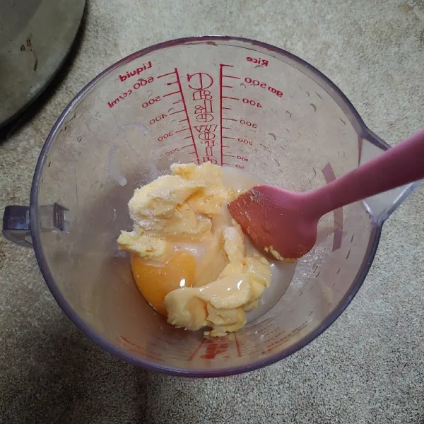 Puding mentega : campur jadi satu kuning telur, margarin dan kental manis. Aduk sampai merata.