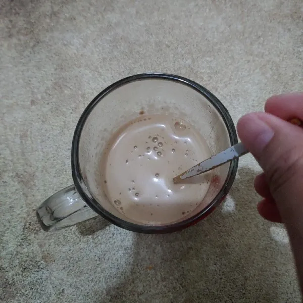 Seduh kopi mochaccino dengan air hangat. Lalu aduk rata dan biarkan hingga dingin.