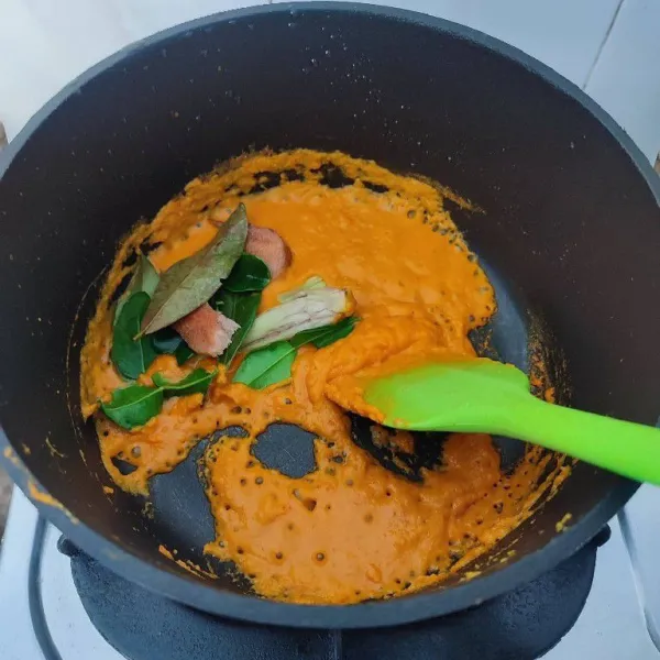 Tambahkan minyak goreng, serai, lengkuas, daun salam dan daun jeruk purut. Tumis bumbu hingga tanak.