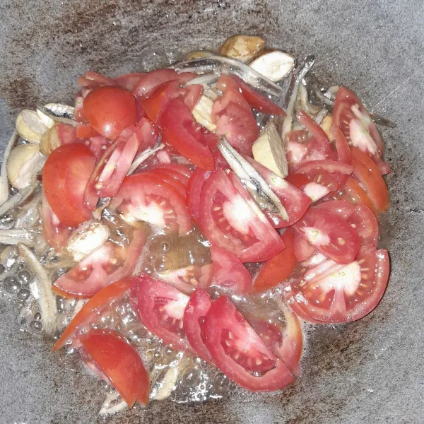 Lalu masukan tomat yang sudah di potong-potong,goreng sampai tomat hancur
