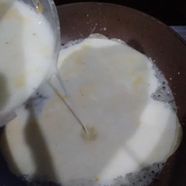 Tuang 2-3 sdm adonan tapioka.