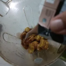 Masukkan pisang beku kedalam blender, tambahkan susu uht coklat.