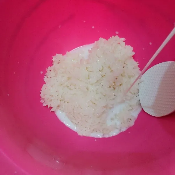 Tuang larutan santan dan susu ke dalam beras ketan, kemudian kukus kembali hingga matang dengan ditambahkan daun pandan.