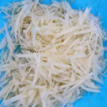 Kupas pepaya muda kemudian serut atau potong korek api.