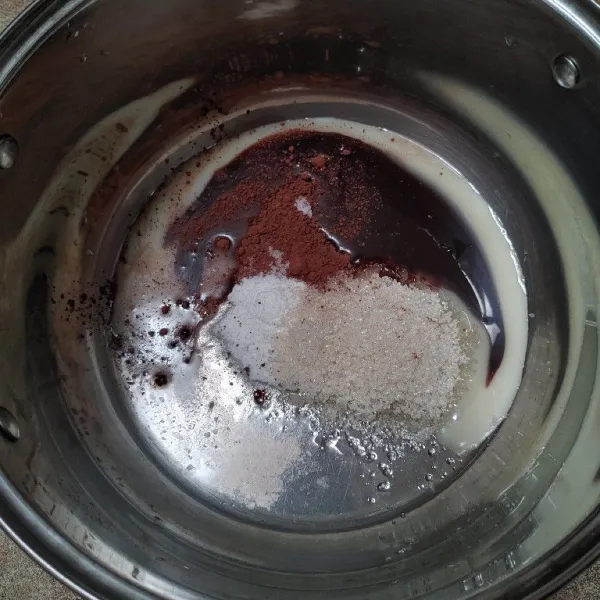 Puding cokelat : masukkan bahan jadi satu, jelly cokelat, gula dan cokelat bubuk.