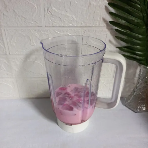 Masukkan semua bahan ke dalam blender.