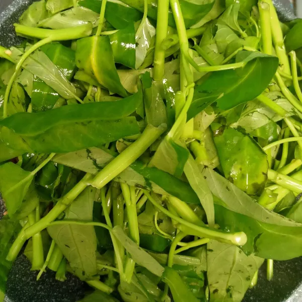 Masukkan kangkung aduk hingga layu