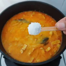 Setelah mendidih, bumbui dengan garam, gula, merica bubuk dan kaldu jamur. Koreksi rasa, masak sampai bumbu meresap. Sajikan.