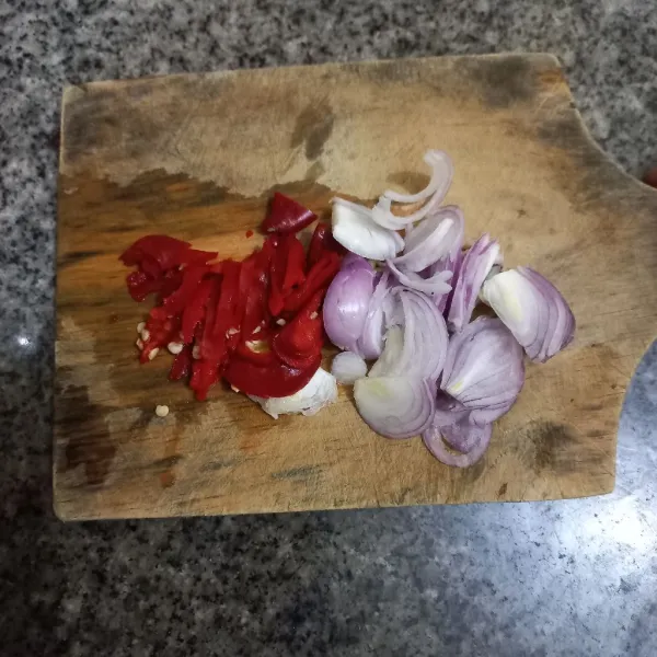 Iris-iris bawang merah dan cabe merah.