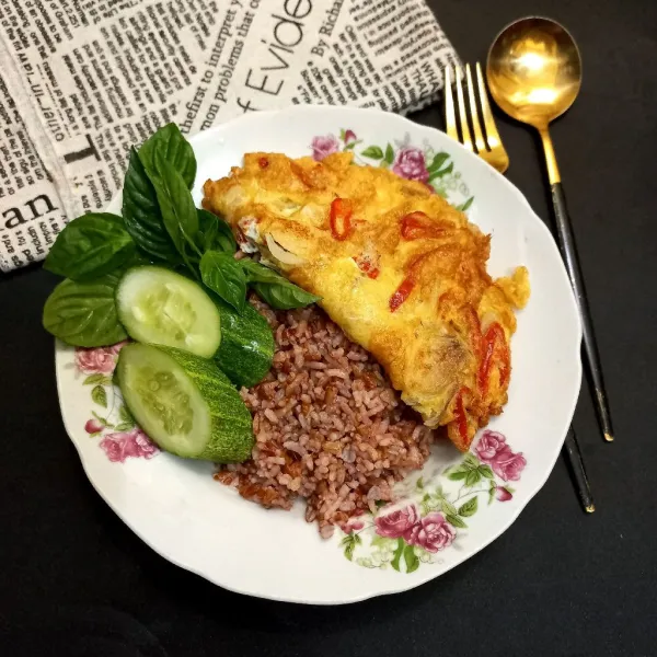 Siapkan nasi, tata dadar telur beserta lalapan mentah.
