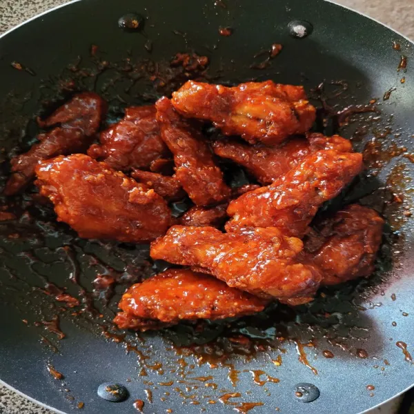 Masukkan ayam yang telah digoreng pada saus dan aduk hingga ayam terlapisi oleh saus hingga rata, dan korean spicy wings sudah dapat dinikmati