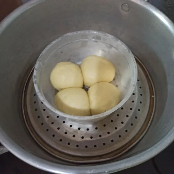 Panaskan kukusan lalu kukus selama selama 7-10 menit hingga matang. Kukus dengan api sedang saja. Jangan lupa tutupi kukusan dengan kain bersih agar air kukusan tidak menetes ke permukaan adonan.