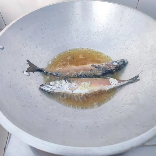 Bersihkan ikan pindang salem kemudian goreng hingga matang. Tiriskan.