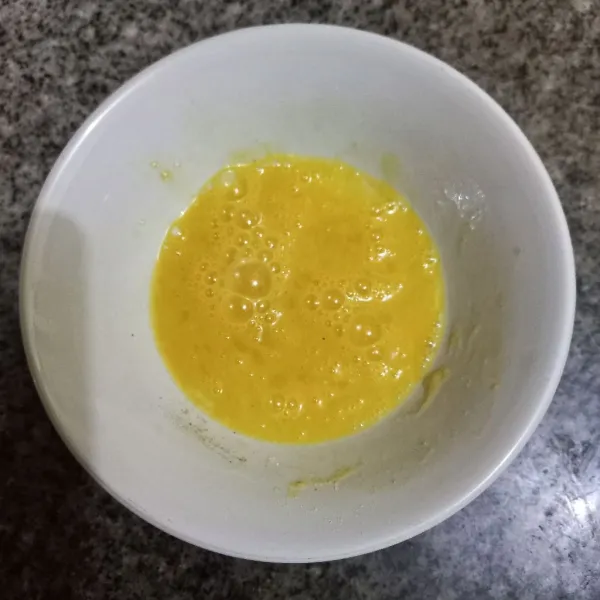 Kocok lepas telur ayam bersama garam, kaldu jamur dan merica bubuk, sisihkan.
