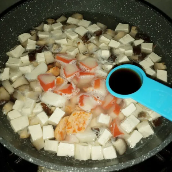 Masukkan potongan bakso ikan dan crab stick. Bumbui kecap asin, garam, kaldu, pala, lada dan sweetener. Masak sampai mendidih.