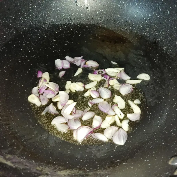 Iris tipis bawang merah dan cincang bawang putih, lalu tumis sampai harum.