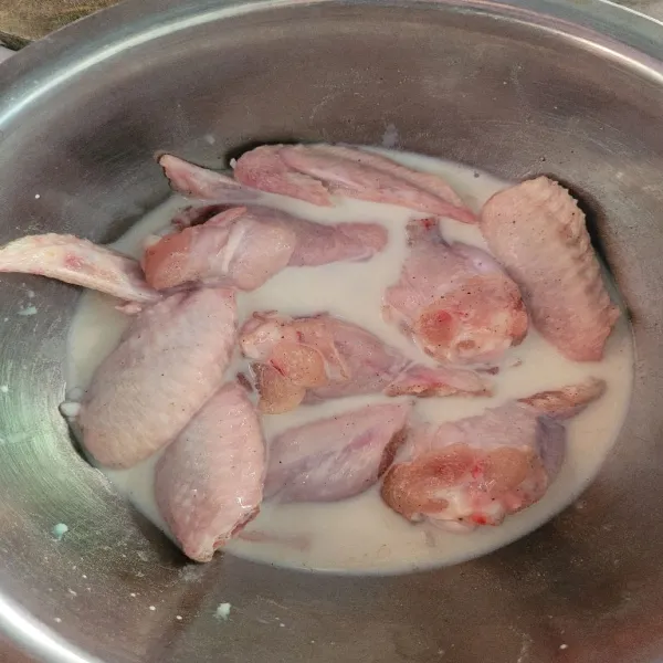 Tambahkan susu cair dan aduk-aduk kemudian diamkan selama 10 menit, untuk menghilangkan bau amis pada ayam