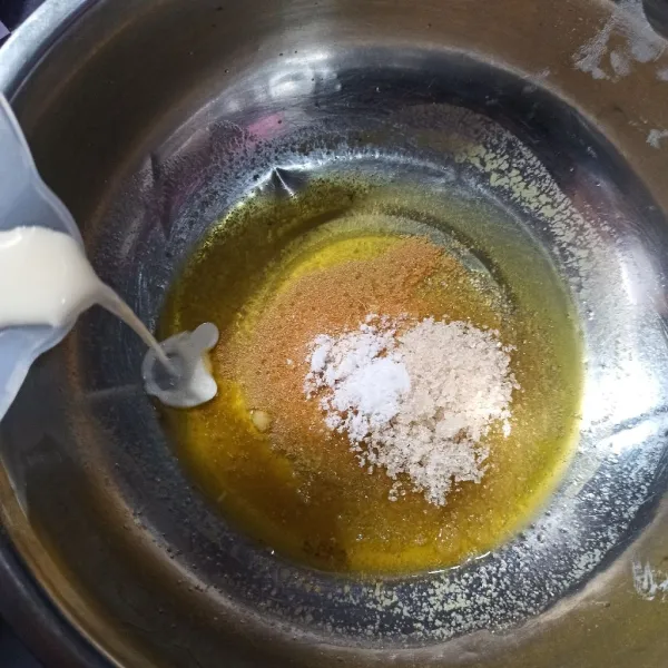 Campur margarin cair dengan gula, ragi instan dan susu cair.