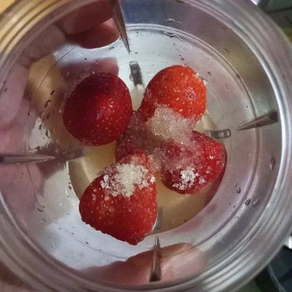 Masukan strawberry, gula, dan air. Haluskan dengan blender.
