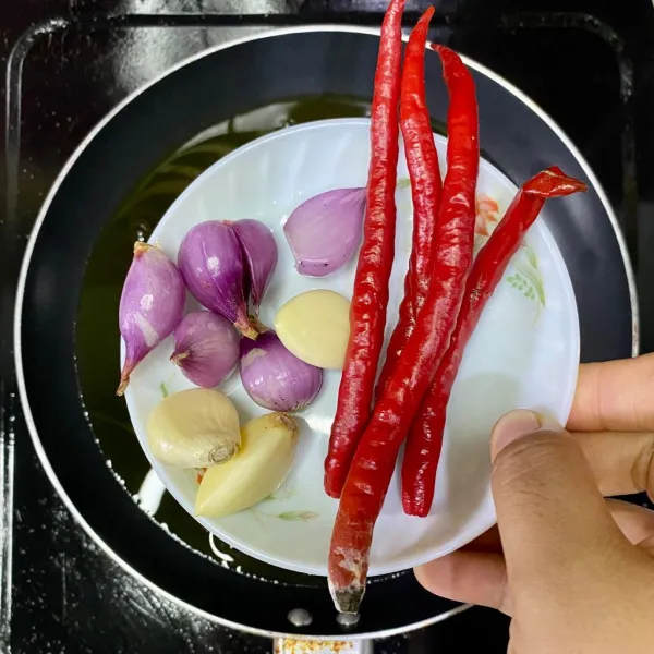 Panaskan minyak, kemudian goreng cabai merah keriting, bawang merah dan bawang putih.
