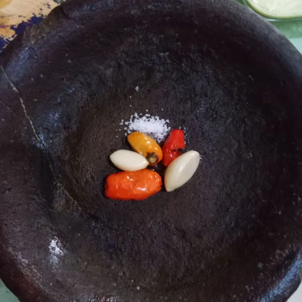 Haluskan bawang putih, cabai dan garam lalu pindahkan ke mangkuk.