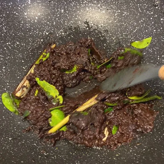Haluskan isi kluwek, bawang merah dan putih, daun jeruk, sereh, masukan ke dalam wajan dan oseng hingga harum, lalu masukan bumbu instan