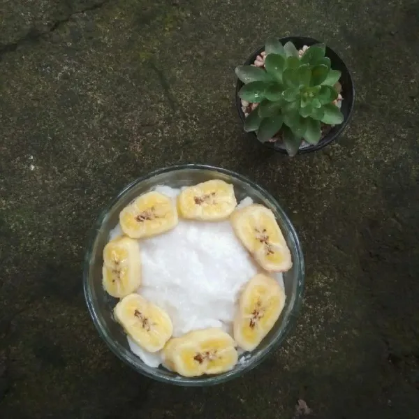 Tata pisang di gelas saji.