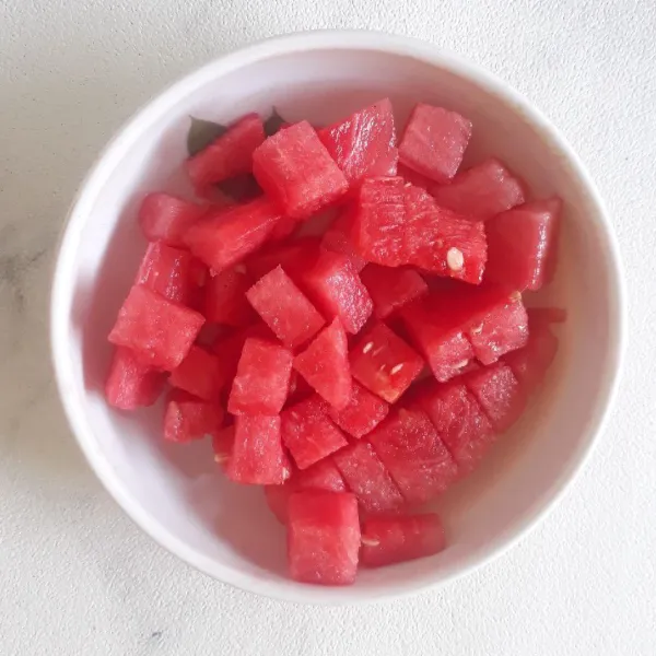 Potong semangka sesuai selera.