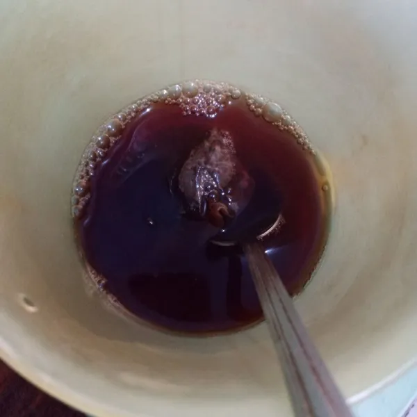 Seduh teh dengan air panas hingga merah pekat.