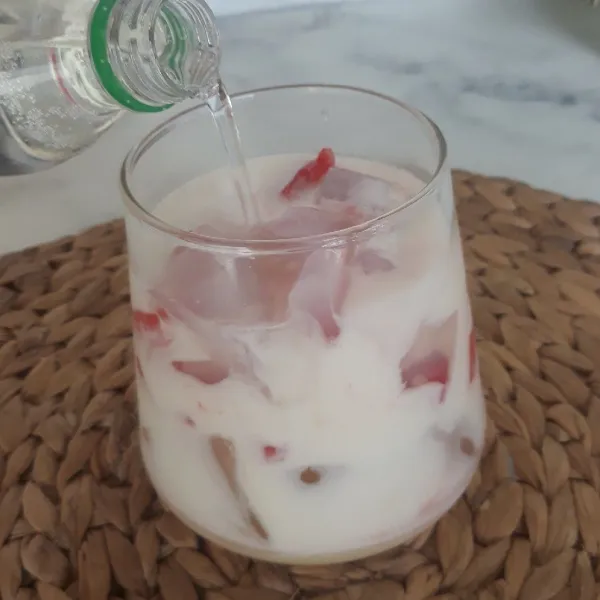 Tuangkan air soda hingga gelas penuh. Aduk lalu sajikan.