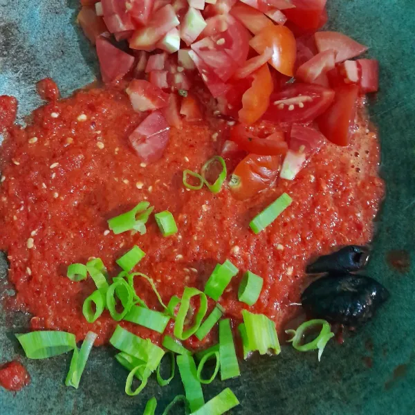 Masukan ke dalam wajan cabe merah halus,daun bawang ,tomat dan asam kandis