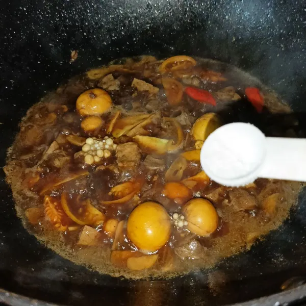 Tambahkan garam, lada bubuk, gula pasir dan kaldu jamur. Masak sampai meresap, koreksi rasanya dan siap disajikan.