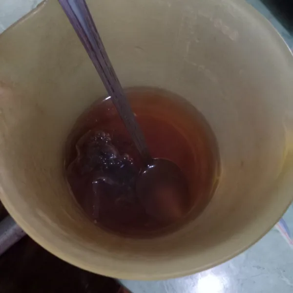 Seduh teh dengan air panas hingga berwarna merah.