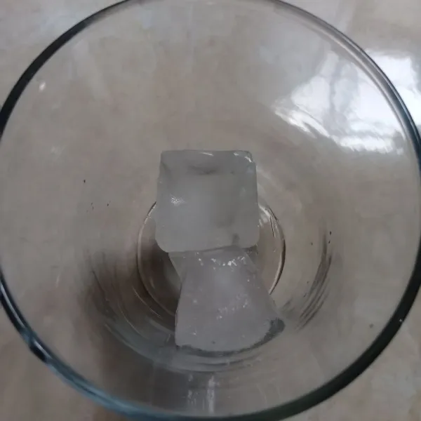 Masukkan es batu dalam gelas.