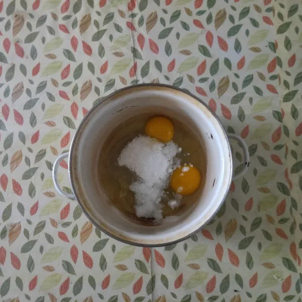 Dalam wadah lain, masukkan telur, gula pasir, sp dan vanili. Mixer hingga mengembang, kental berjejak.