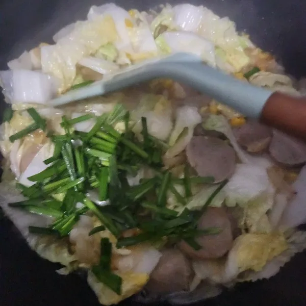 Sebelum matikan api, masukkan daun kucai. Koreksi rasa.