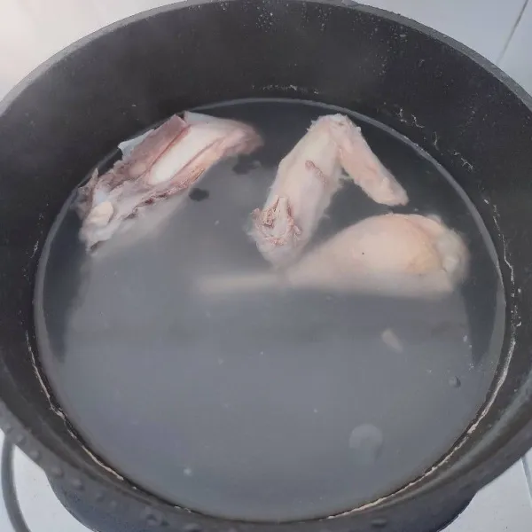 Rebus ayam kampung dengan 1000 ml air sampai empuk.