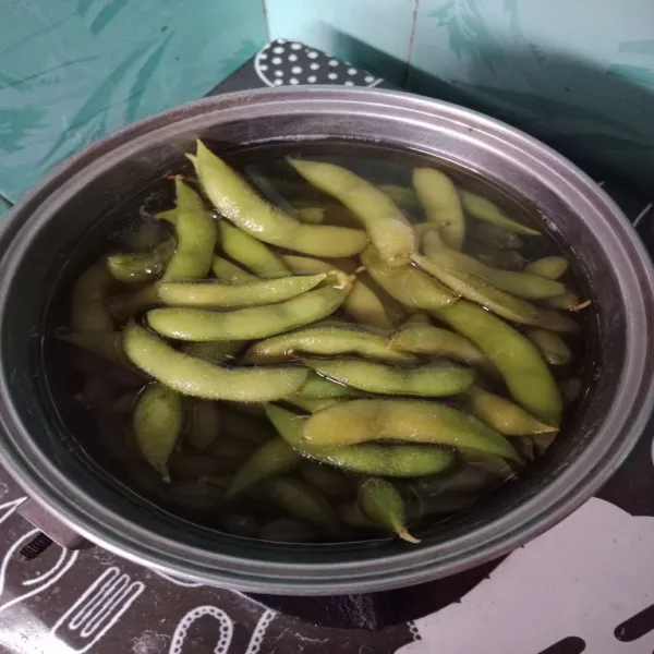 Didihkan air, masukkan sejumput garam, masukkan edamame. Rebus kurang lebih 10 menit