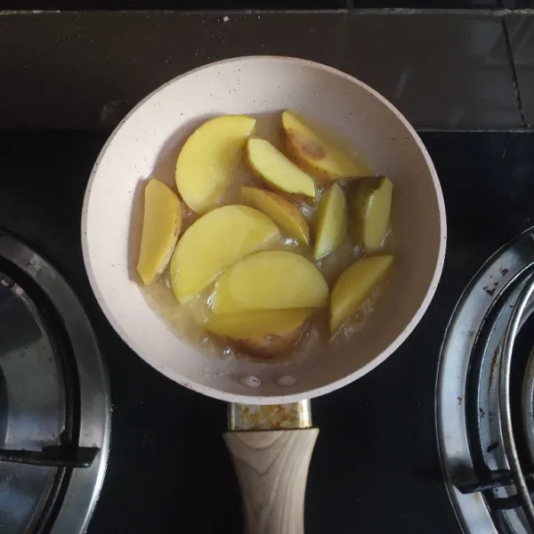 Taburi sedikit garam, goreng hingga kecokelatan.