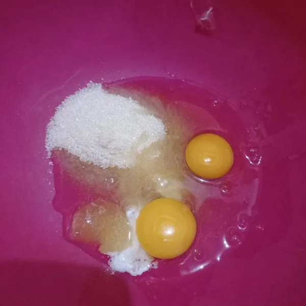 Camputkan telur, gula, SP, dan perasa vanila. Aduk dengan mixer dengan kecepatan tinggi hingga putih berjejak.