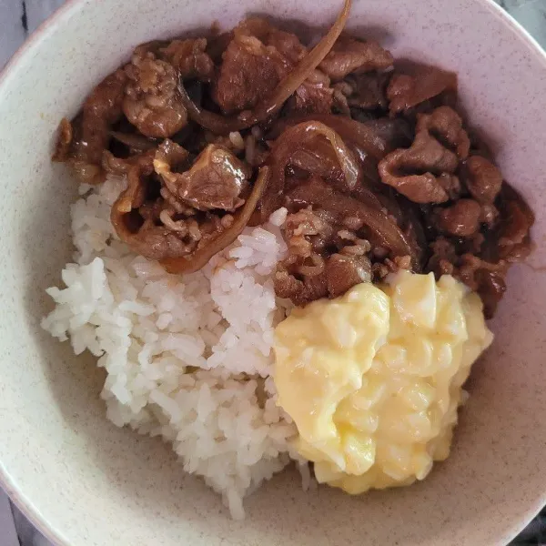 Tata beef bulgogi dan egg mayo pada mangkok yang berisi nasi hangat.