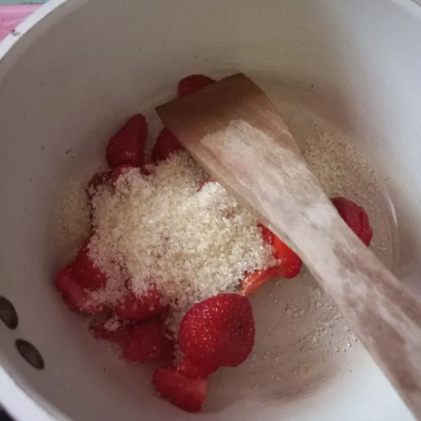 Masukan stroberi dan gula pasir ke dalam panci, masak hingga stroberi mengeluarkan air dan gula larut, sisihkan.