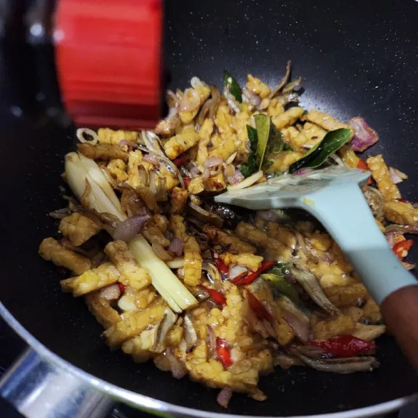 Tambahkan sedikit kecap, aduk. Angkat.