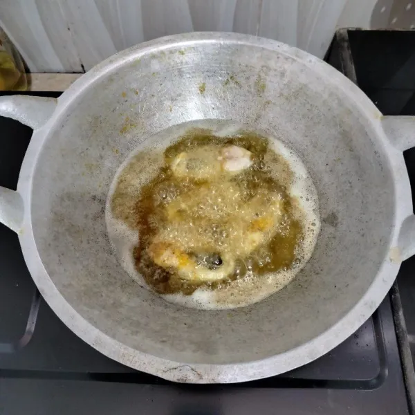 Setelah itu goreng dalam minyak panas hingga matang. Angkat dan tiriskan.