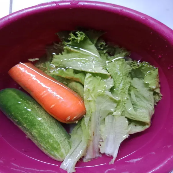 Cuci pada air mengalir sayuran mentah, lalu rendam dalam air yang dicampur dengan 1 sdm cuka apel selama kurang lebih 15 menit