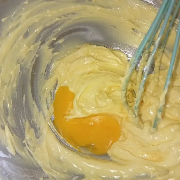 Kocok gula halus, vanili bubuk, margarin, dan salted butter selama 2 menit menggunakan whisk kemudian masukkan kuning telur aduk rata.