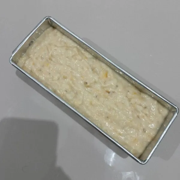 Setelah itu tuang adonan ke dalam loyang yang sudah dioles minyak sayur.